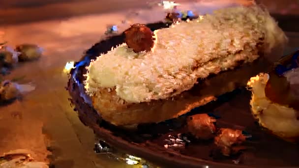 Prato Delicioso Eclair Pastry Com Nozes Creme Coco Desidratado Fechar — Vídeo de Stock