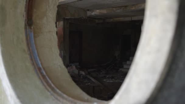 Caméra Pénètre Dans Bâtiment Abandonné Par Une Vieille Fenêtre Cassée — Video