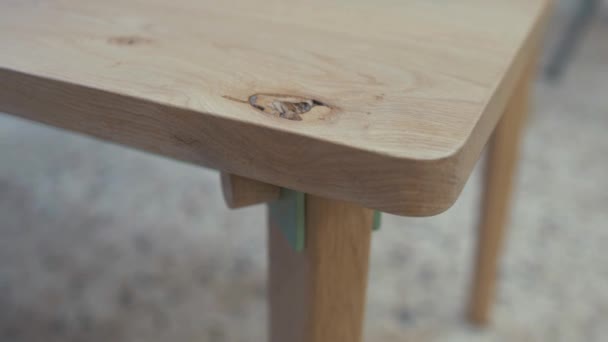 オーダーメイドの白いオーク材のテーブルで仕上げの詳細 — ストック動画