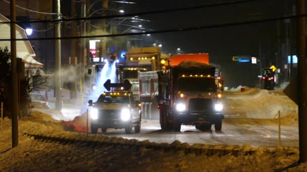 Sněžný Pluh Plnící Náklaďáky Vyčistit Cestu Pro Sněhovou Bouři Montreal — Stock video