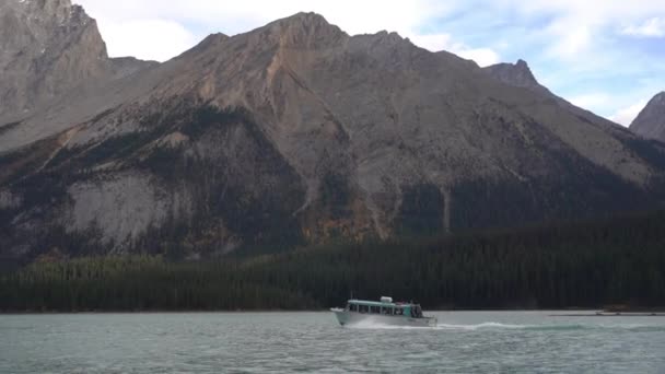 Ferry Boat Navega Lago Maligne Pintoresco Parque Nacional Jasper Alberta — Vídeos de Stock