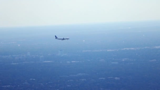 Αεροπλάνο Που Πετά Στο Αεροδρόμιο Του Σικάγο Χέαρ Θέα Στο — Αρχείο Βίντεο