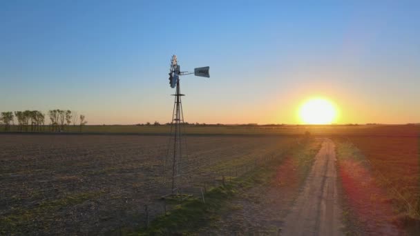 Pompe Eau Moulin Vent Sur Terrain Pampas Argentine Coucher Soleil — Video