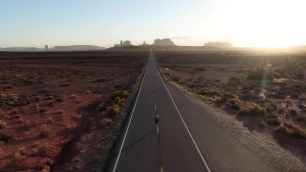 Drone Shot Dziewczyny Biegnącej Wzdłuż Opuszczonej Autostrady Monument Valley Zachodnich — Wideo stockowe