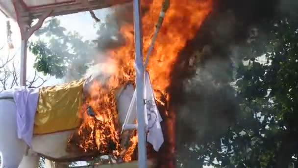 Balinesische Hindu Feuerbestattungszeremonie Ngaben Eines Mitglieds Der Königlichen Familie Ida — Stockvideo