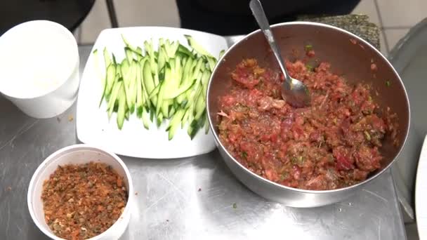 Sashimi Orientalische Speisenzubereitung Auf Basis Von Gurken Thunfisch Und Sojasauce — Stockvideo