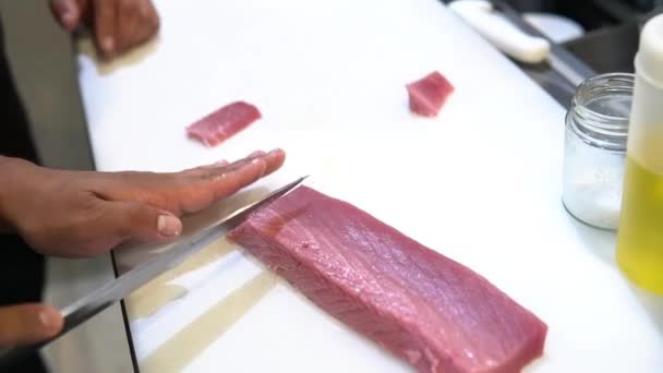 Chefe Cozinha Sushi Cortando Atum Rabilho Japonês Fresco Bar — Vídeo de Stock