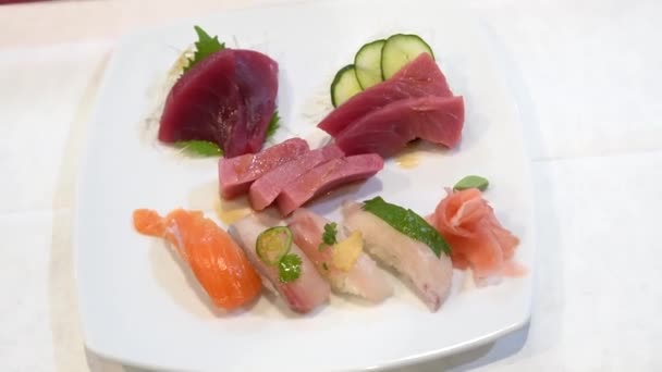 Orientalisk Maträtt Med Olika Typer Styckningsdelar Tonfisk Toro Chutoro Och — Stockvideo