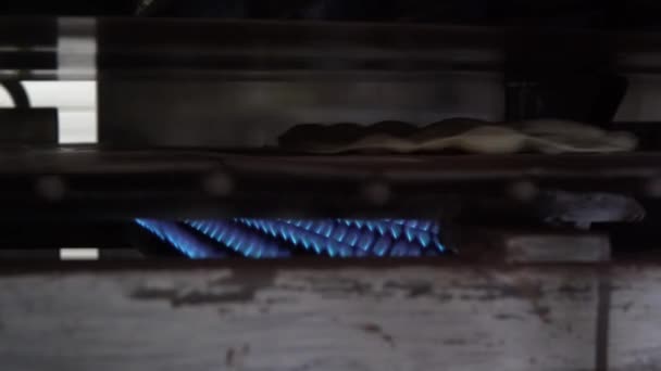 小麦粉のトルティーヤが調理されているオーブンの一部は マシン内の火災を見ることができます — ストック動画
