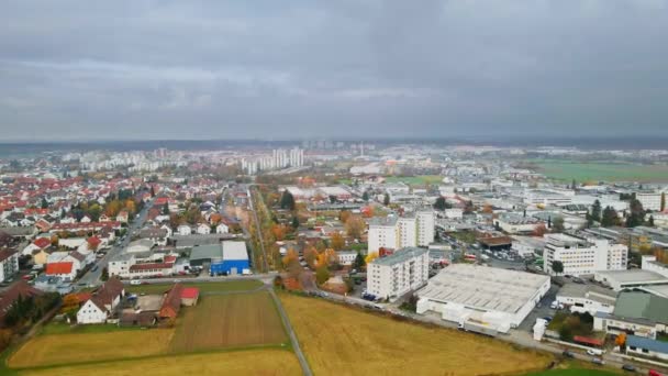 ヨーロッパ ディートンバッハドイツの高層アパートの建物を持つ空中 農業の郊外 曇りの日 — ストック動画