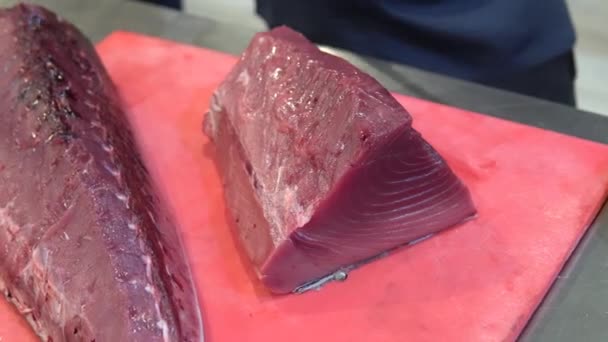 新鲜的生金枪鱼片在冰块上切成牛排片 — 图库视频影像