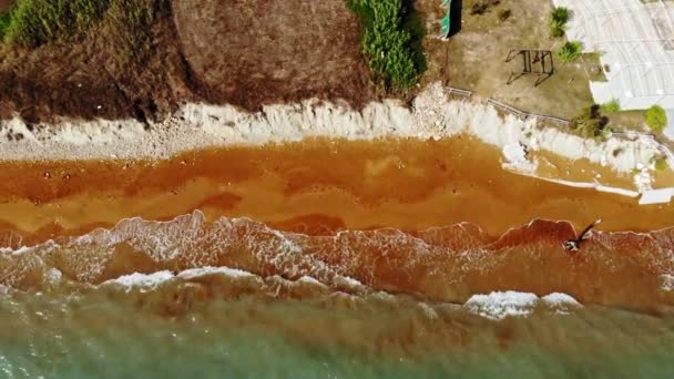 Ocean Waves Splashing Red Sand Shore Megas Lakkos Beach Grecji — Wideo stockowe