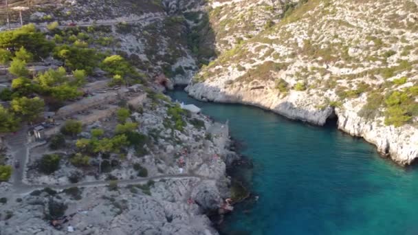 洞窟やクリスタルクリアエメラルドの海 ザキントス島 イオニア ギリシャとポルト リミニオンの象徴的な自然火山熱帯フィヨルドの空中ドローン写真 — ストック動画