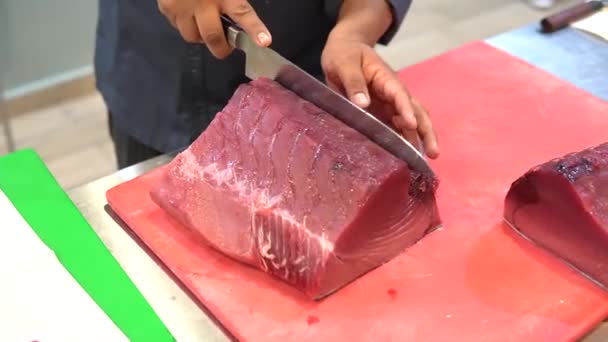 Sprzedawca Ryb Krojący Tuńczyka Błękitnopłetwego Otrzymujący Ootoro Chutoro — Wideo stockowe
