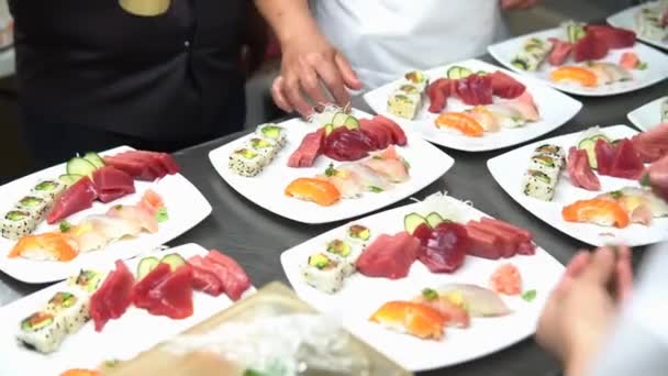 Restaurantkoch Bereitet Thunfischfilet Und Krabbelsalat Auf Dem Fisch — Stockvideo