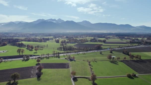 Letecký Drone Shot Ukazuje Dálniční Scenérie Plynulým Provozem Plovoucí Podél — Stock video