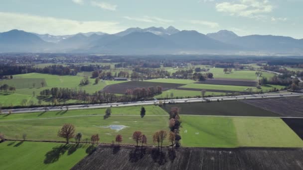 Letecký Drone Shot Ukazuje Dálniční Scenérie Hladkým Provozem Plovoucí Podél — Stock video