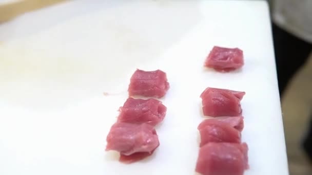 Chef Sushi Profesional Experimentado Agrega Cuidadosamente Toque Final Con Confianza — Vídeo de stock