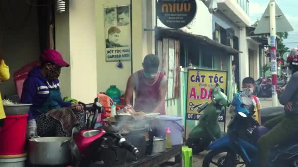 Біля Дороги Продавець Готує Свіжу Єтнамську Вуличну Їжу — стокове відео