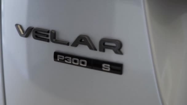 Terra Rover Velar Carro Logotipo Emblema Exterior Carro Luxo — Vídeo de Stock