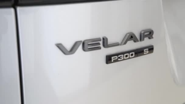 Land Rover Velar Auto Logo Buitenkant Embleem Van Luxe Auto — Stockvideo