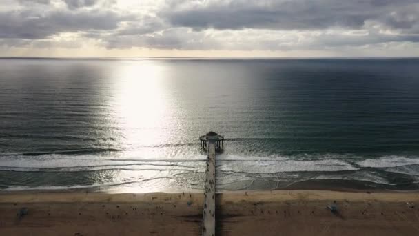 Τουρίστες Και Ταξιδιώτες Κάνουν Ηλιοθεραπεία Στην Παραλία Μανχάταν Στην Καλιφόρνια — Αρχείο Βίντεο