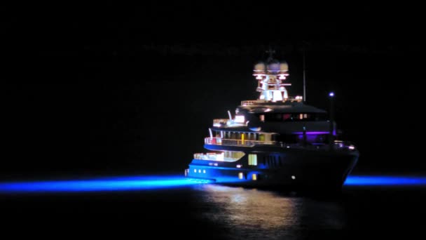 Escena Nocturna Isla Cefalonia Grecia Con Yate Lujo Flotando Mar — Vídeos de Stock