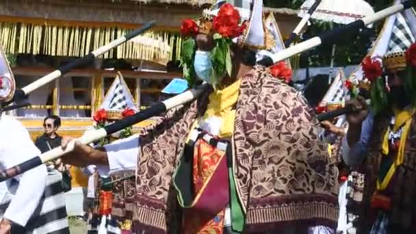 Мужчины Танцоры Время Балийской Индуистской Церемонии Кремации Нгабен Семья Пури — стоковое видео