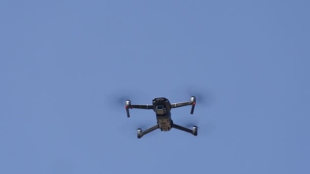 Πλάνα Του Dji Mavic Drone Ενώ Ηχογραφούσε Φόντο Μπλε Ουρανού — Αρχείο Βίντεο