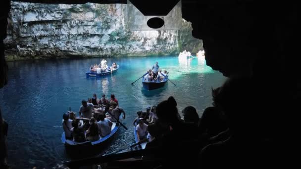 Turisté Lodi Jezera Melissani Uvnitř Jeskyně Řecku Široký Záběr — Stock video