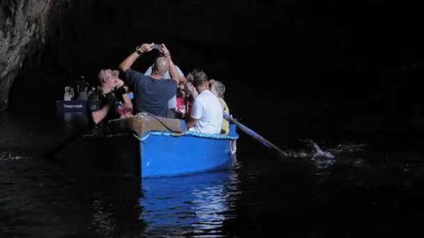在希腊凯法利尼亚的梅里萨尼湖 男性游客在乘船游览的洞穴中拍照 宽射门 — 图库视频影像