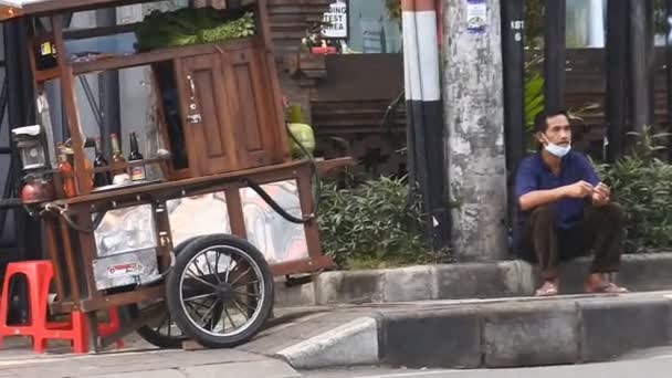 Meatball Seller Using Motorbike Serve Buyers Denpasar Bali October 2021 — Stockvideo