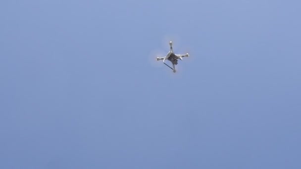 Imagens Dji Mavic Drone Durante Gravação Contra Fundo Azul Céu — Vídeo de Stock
