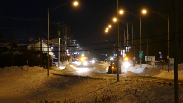 カナダの大きな雪の嵐の後 雪と氷の道を削除するためにチームで働いているスノープロートラック掘削機 — ストック動画