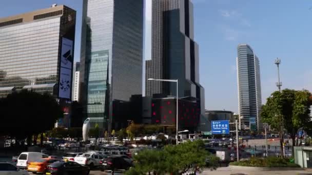 Szöuli Forgalom Yeongdong Daero Úton Samseong Állomás Közelében Sétáló Emberek — Stock videók