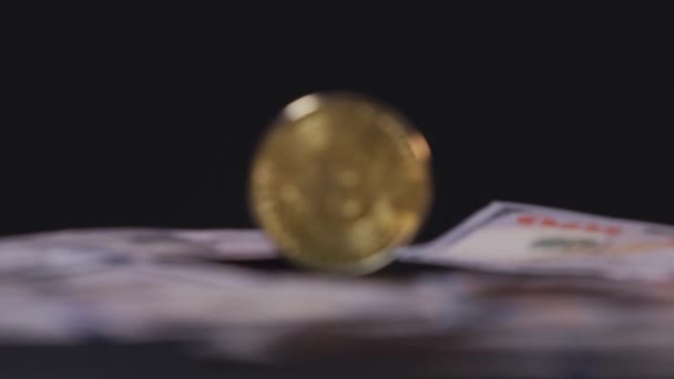 Kryptowährung Bitcoin Vor Schwarzem Hintergrund — Stockvideo