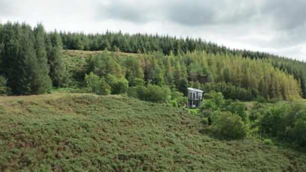 Aerial Establishing Contemporary Aluminum House Found Nestled Forest — Stock Video