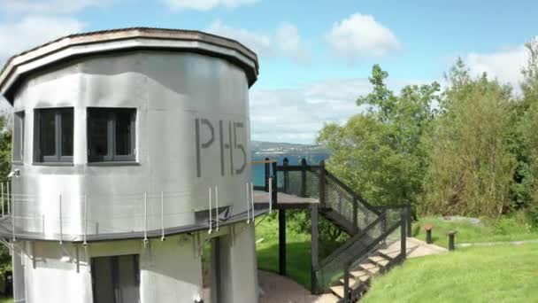 Aerial Voando Uma Ampla Para Varanda Peculiar Casa Escocesa Alumínio — Vídeo de Stock