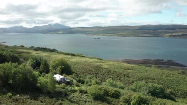 Aerial Una Moderna Cabaña Aluminio Costa Oeste Escocia — Vídeos de Stock