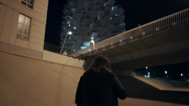 Una Chica Está Caminando Bajo Puente Por Noche Montpellier Francia — Vídeo de stock