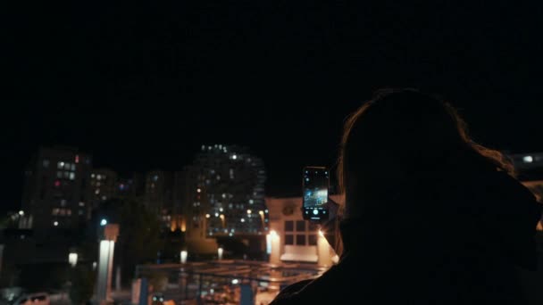 モンペリエの夜 遠くからル アーブル ブランの写真を撮る少女 フランス — ストック動画