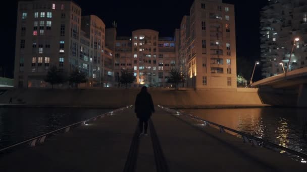 Chica Está Pequeño Puente Acerca Arbre Blanc Por Noche Montpellier — Vídeo de stock