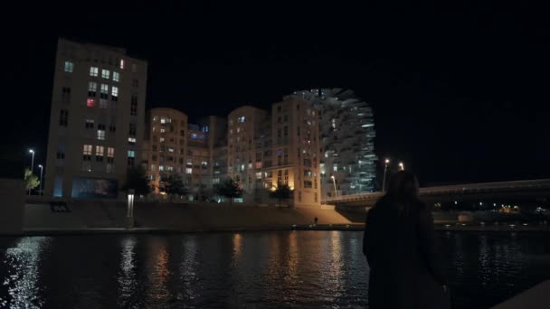 Chica Camina Hacia Arbre Blanc Por Noche Montpellier Francia — Vídeo de stock