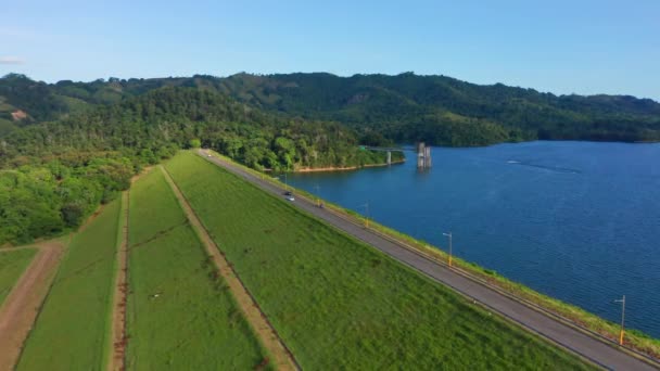 Luchtfoto Overvliegen Hatillo Dam Met Rijdende Auto Landelijke Weg Tijdens — Stockvideo