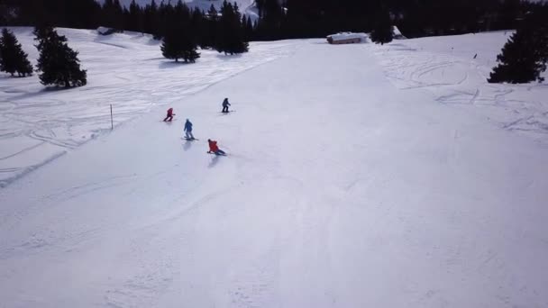 Flygfoto Över Skidorten Med Folk Som Åker Snowboard Nedför Backen — Stockvideo