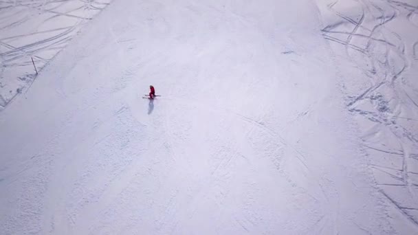 Nsanlar Kış Kayak Merkezinde Kar Yamacında Kayak Snowboard Yapıyor Kar — Stok video