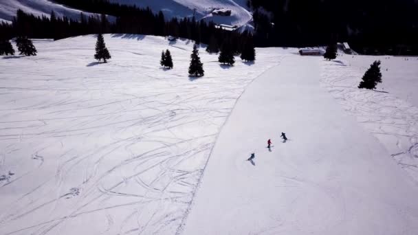 Luchtfoto Van Skigebied Zon Bergen Met Dennenbos Skiërs Rijden Bij — Stockvideo