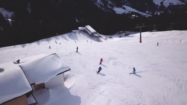 Zimním Lyžařském Středisku Lidé Lyžují Jezdí Snowboardu Zasněžených Svazích Lyžařský — Stock video