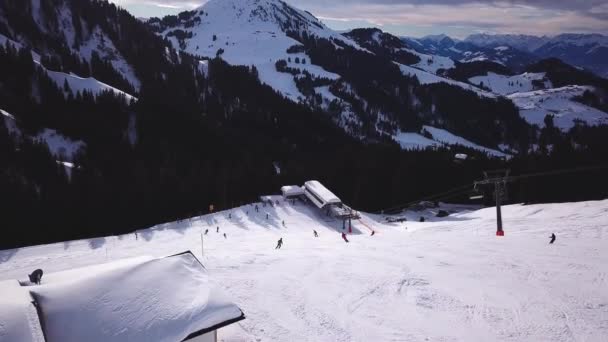 Personas Esquiando Haciendo Snowboard Pista Nieve Estación Esquí Invierno Ascensor — Vídeo de stock