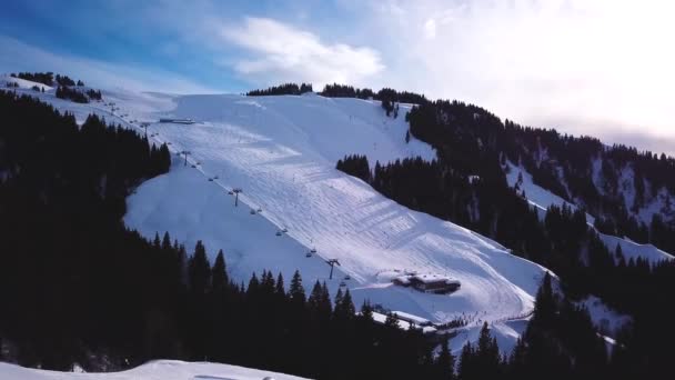 Alçak Bulutlarda Karlı Dağlar Kışın Günbatımında Mavi Gökyüzü Panoramik Manzara — Stok video